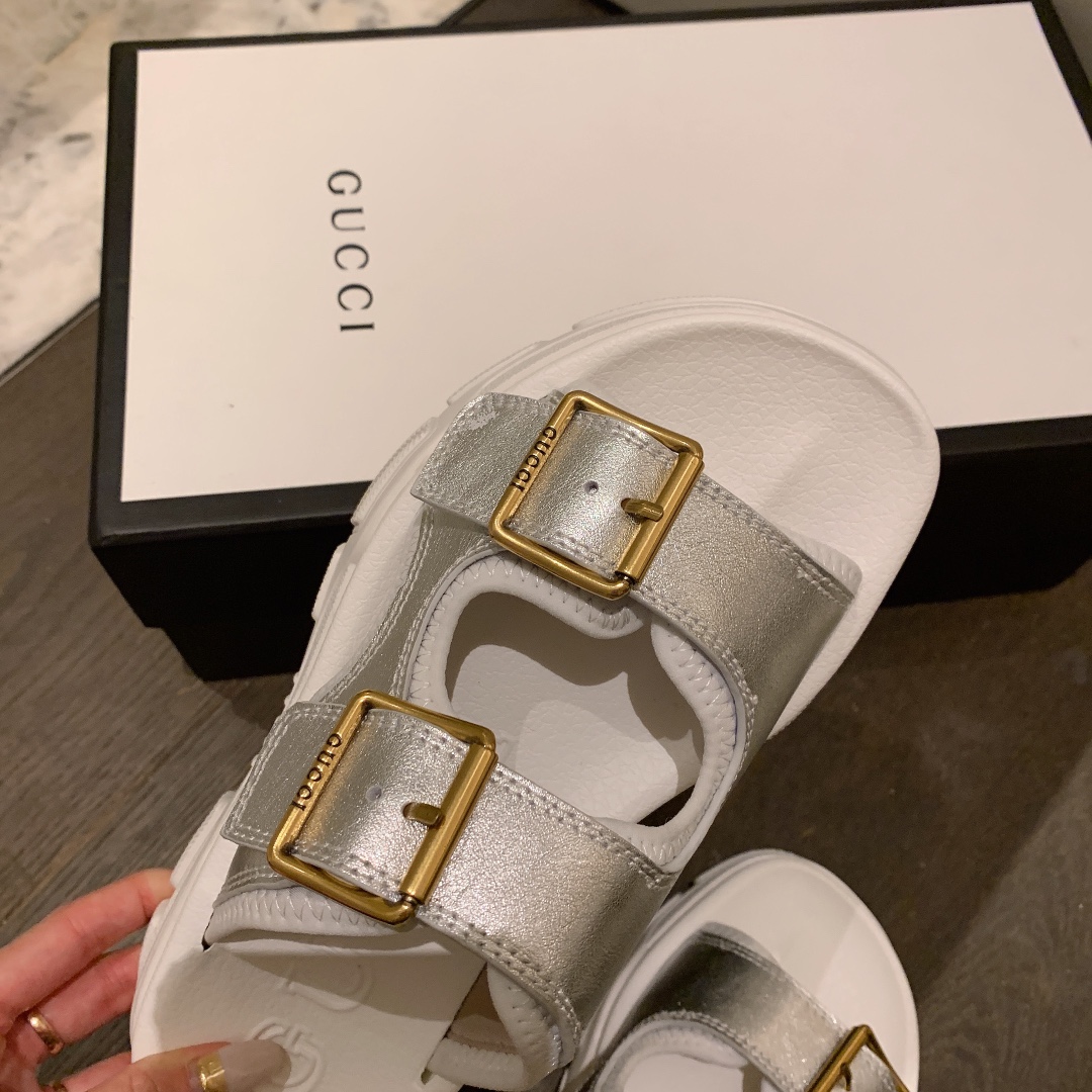 G*u*i slippers 42