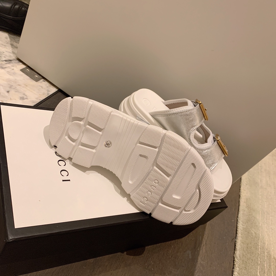 G*u*i slippers 42