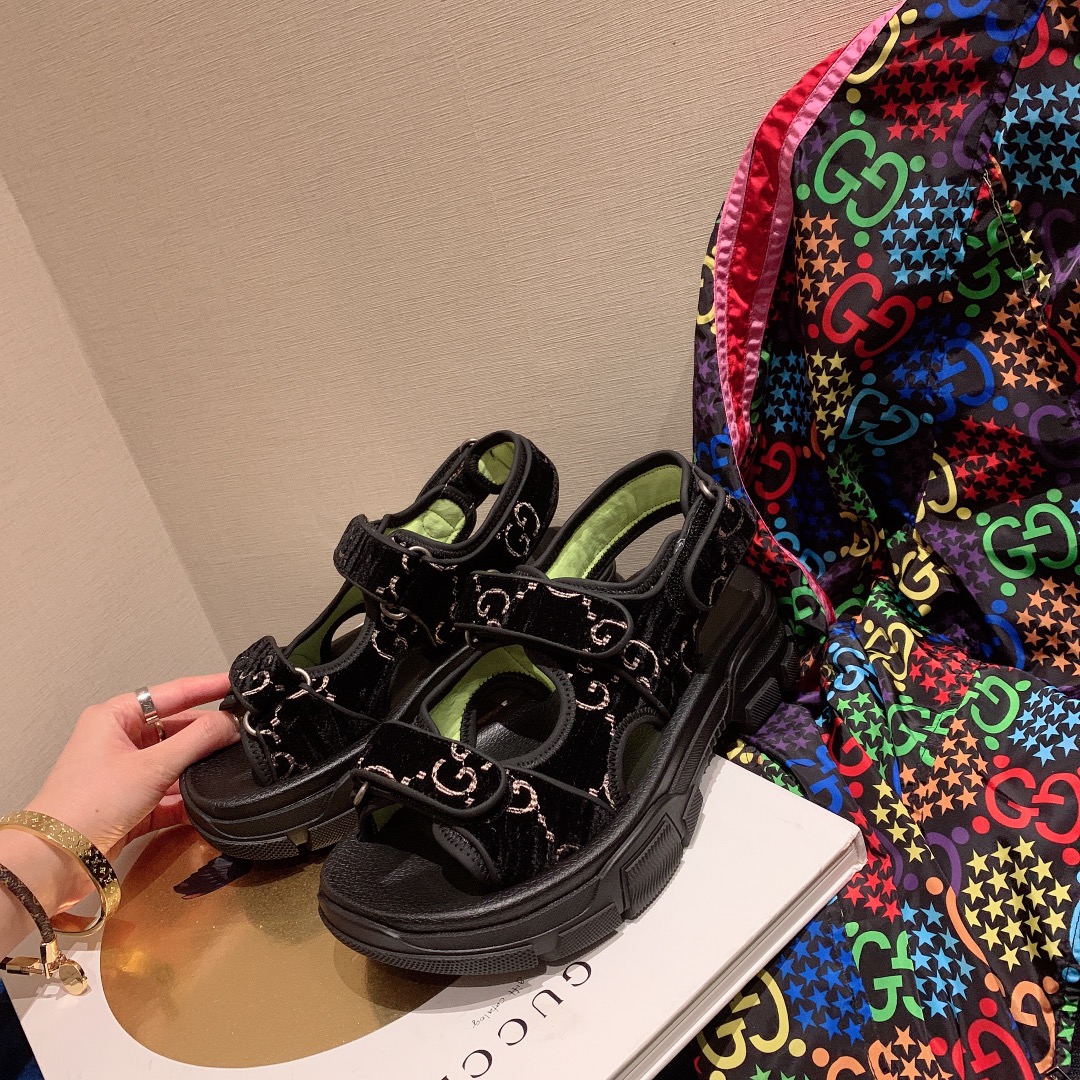 G*u*i slippers 44