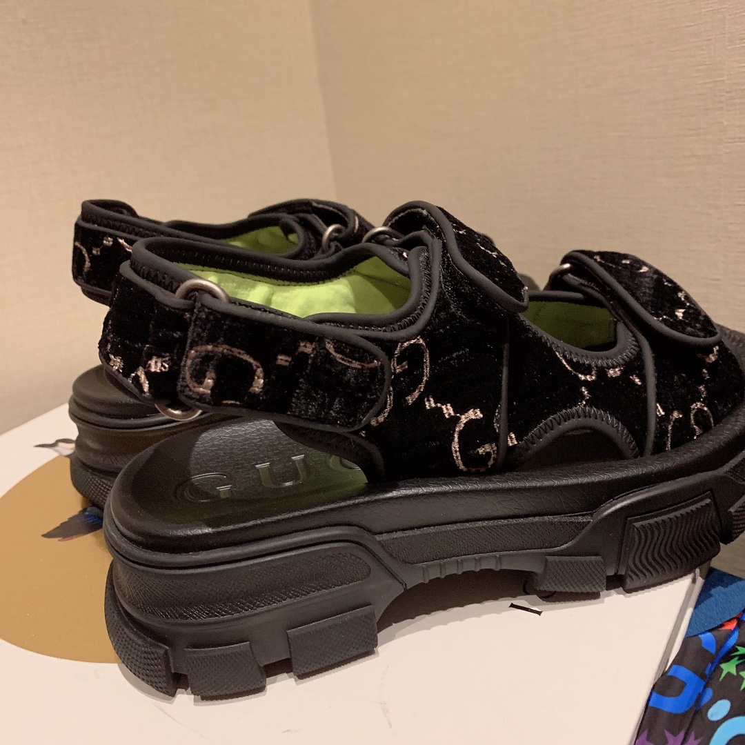 G*u*i slippers 44