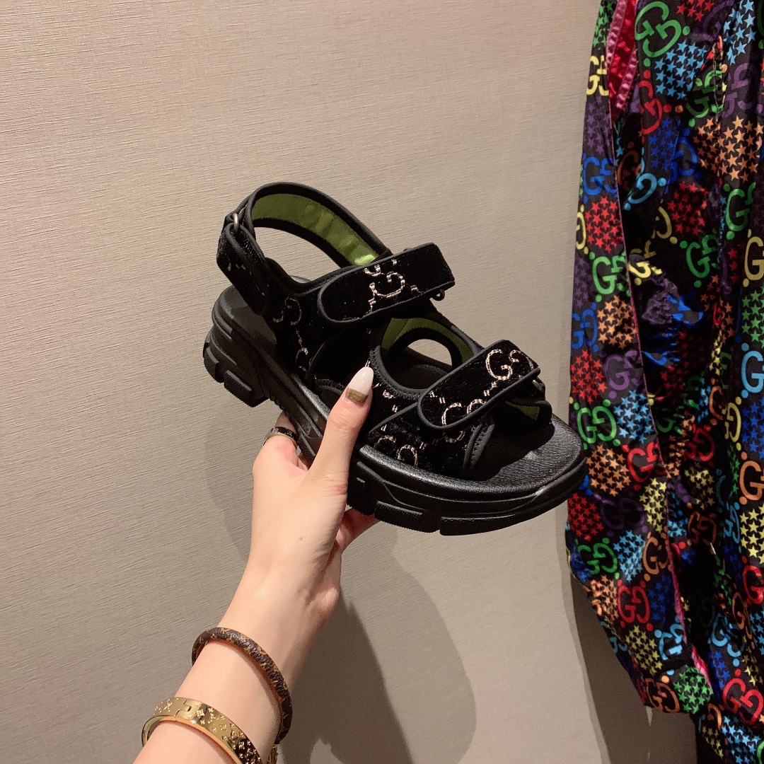 G*u*i slippers 44