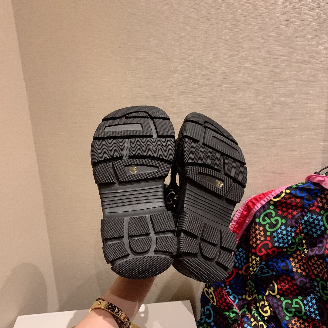 G*u*i slippers 44