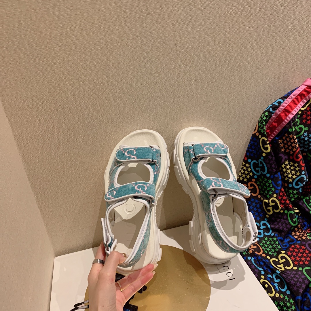 G*u*i slippers 45