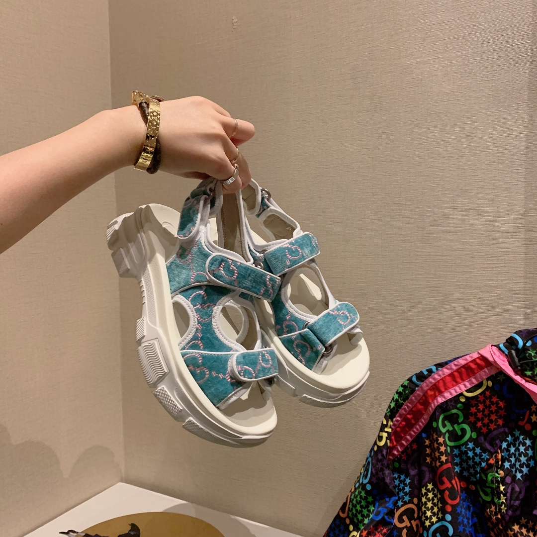 G*u*i slippers 45