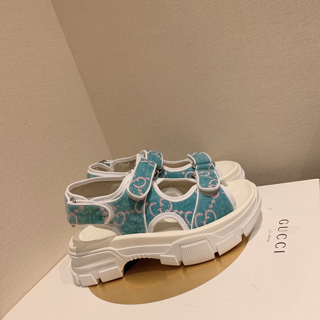 G*u*i slippers 45