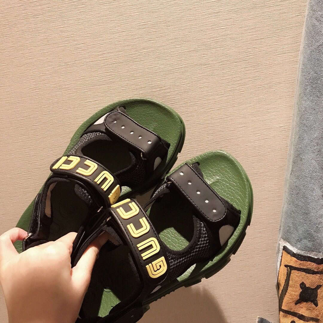 G*u*i slippers 47
