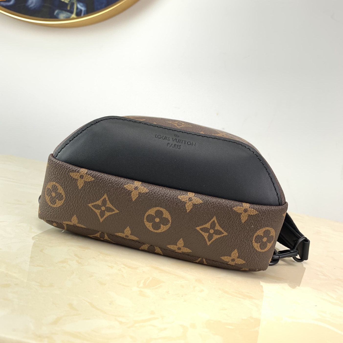 l**is V*t*n avenue sling bag