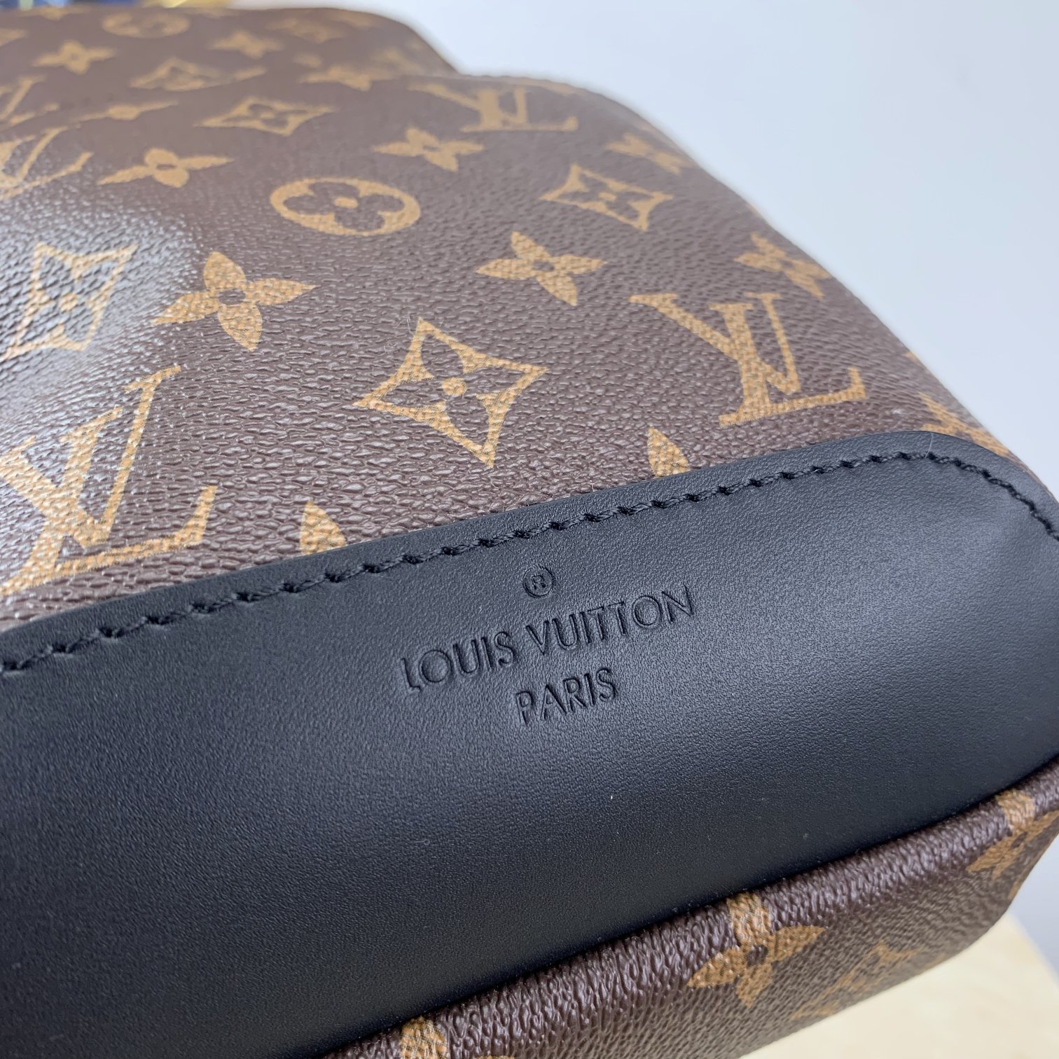 l**is V*t*n avenue sling bag