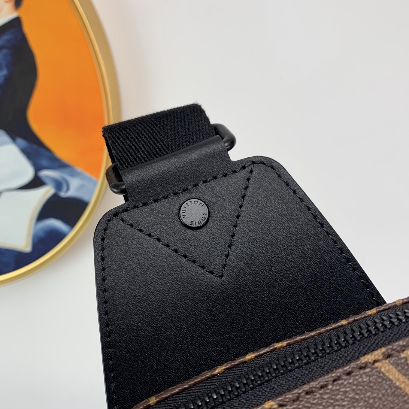 l**is V*t*n avenue sling bag