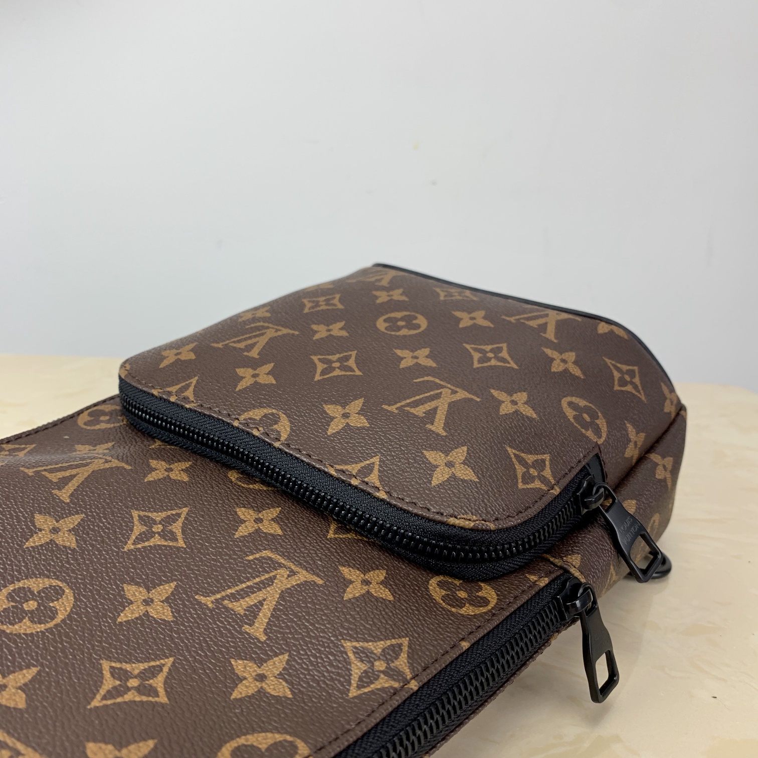 l**is V*t*n avenue sling bag