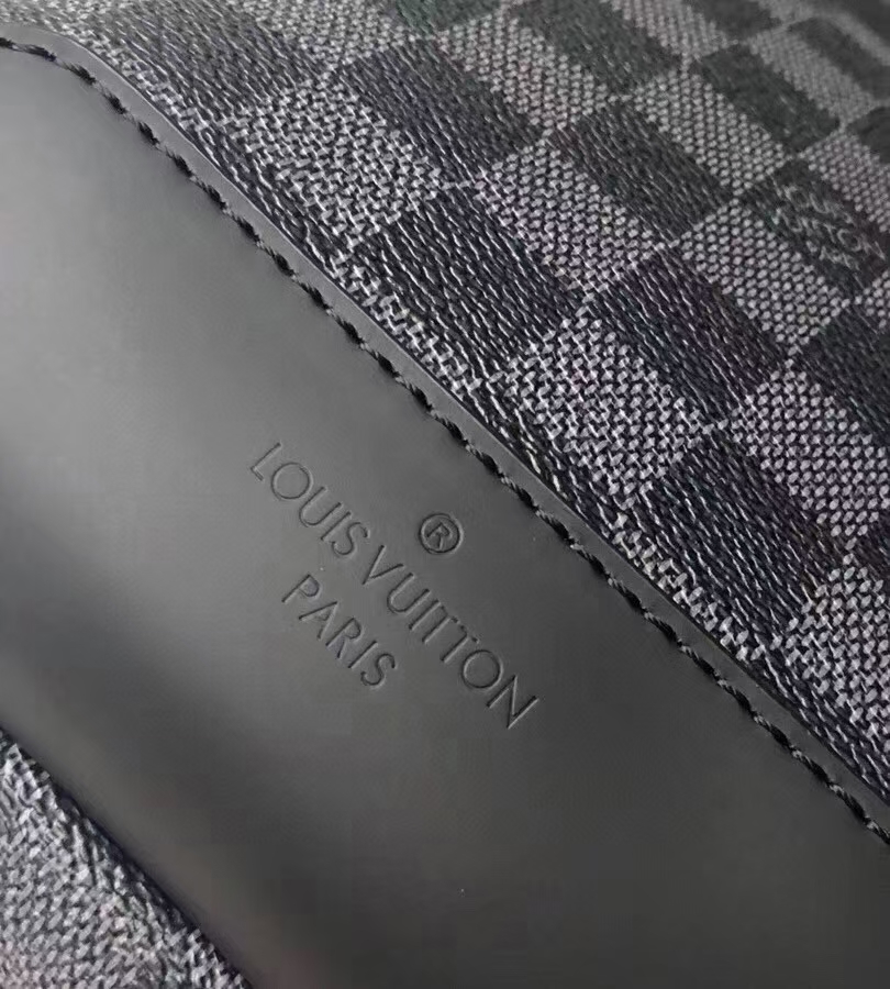 l**is V*t*n avenue sling bag