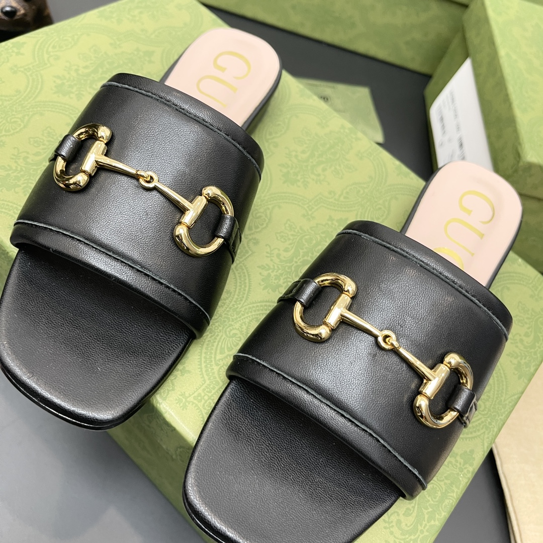 G*u*i slippers 62