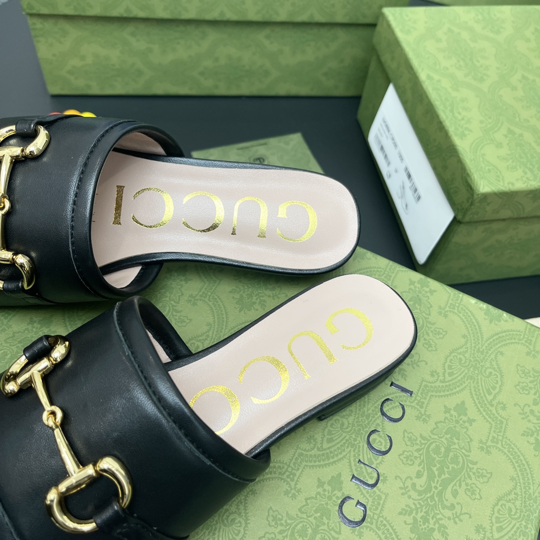 G*u*i slippers 62