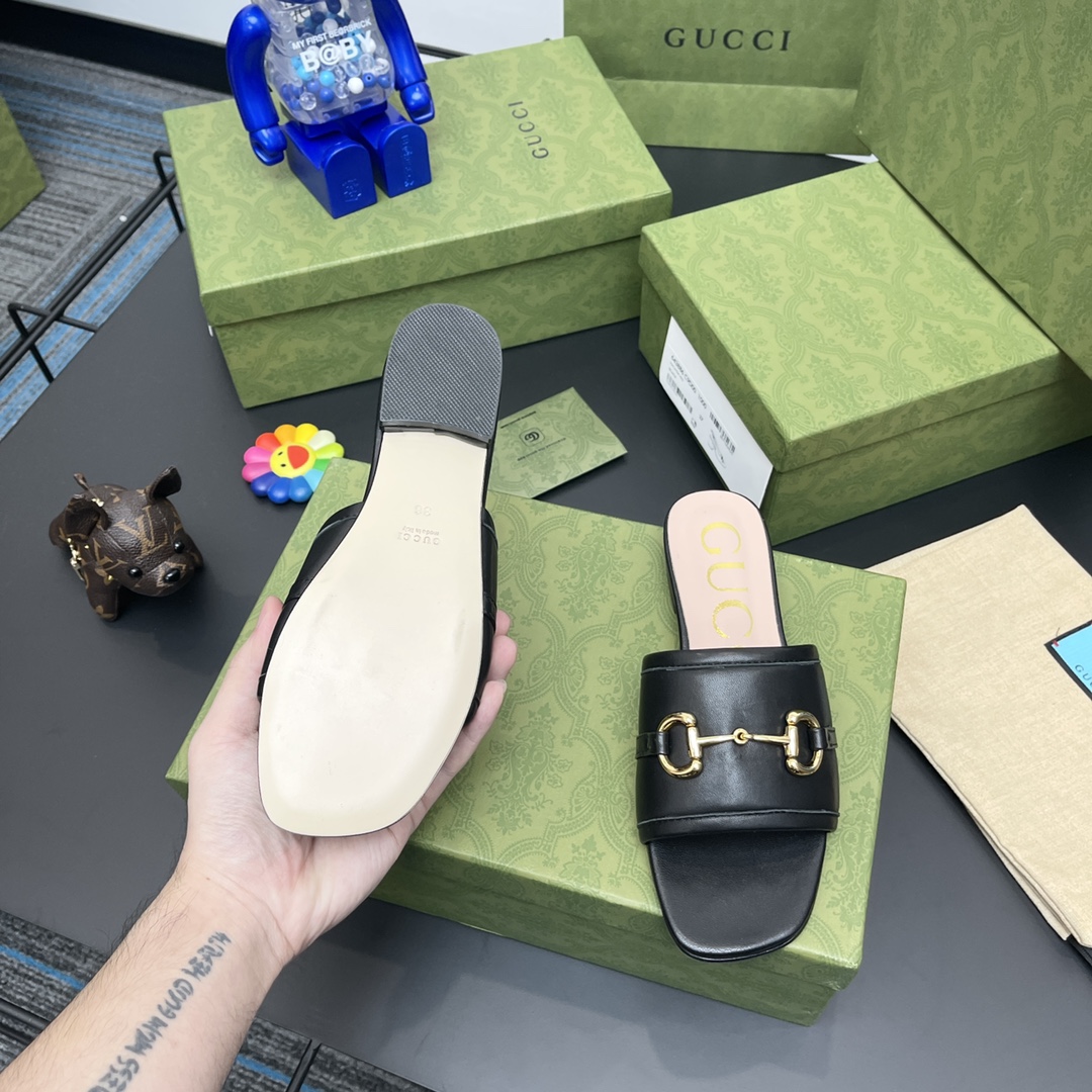 G*u*i slippers 62