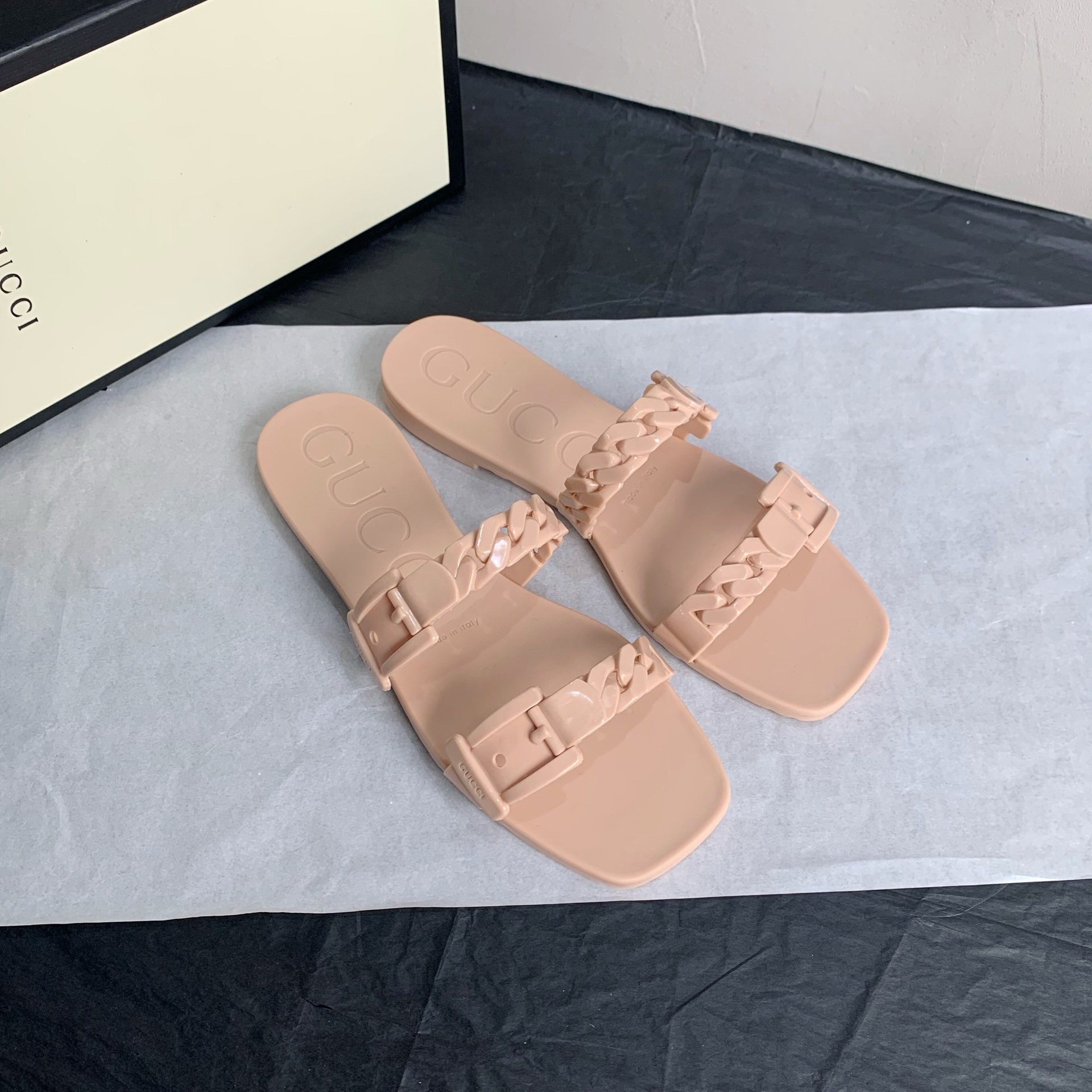 G*u*i slippers 64