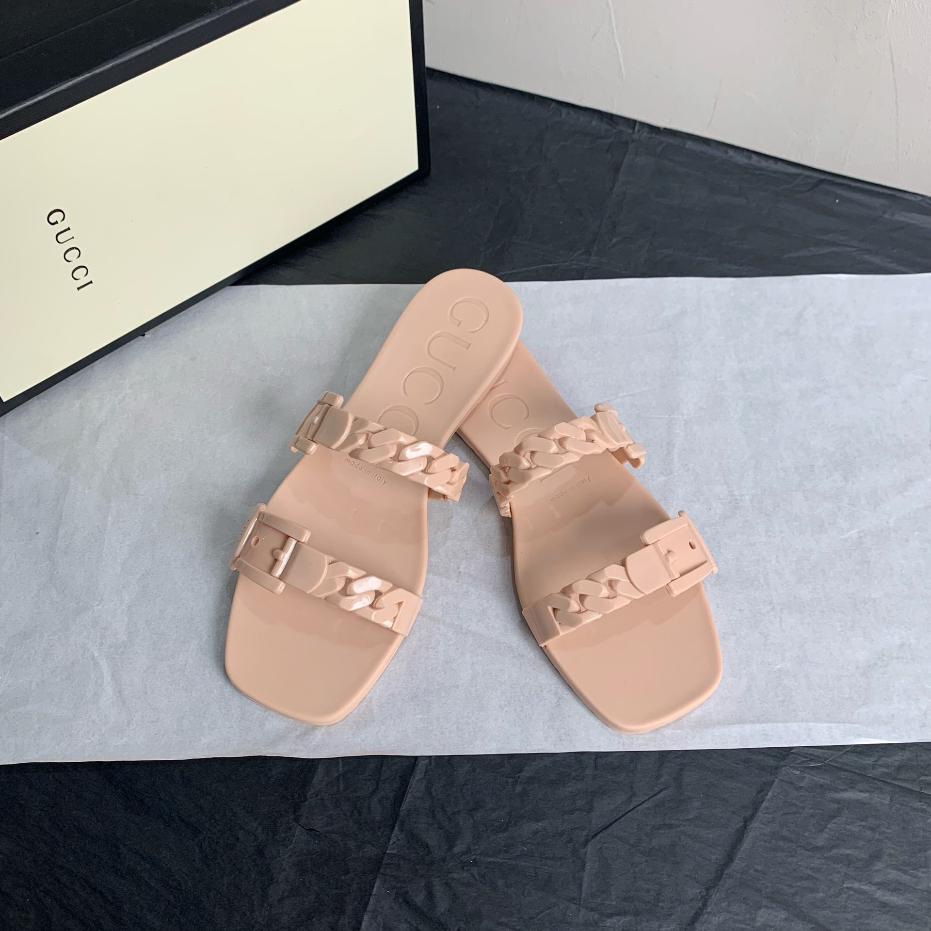 G*u*i slippers 64