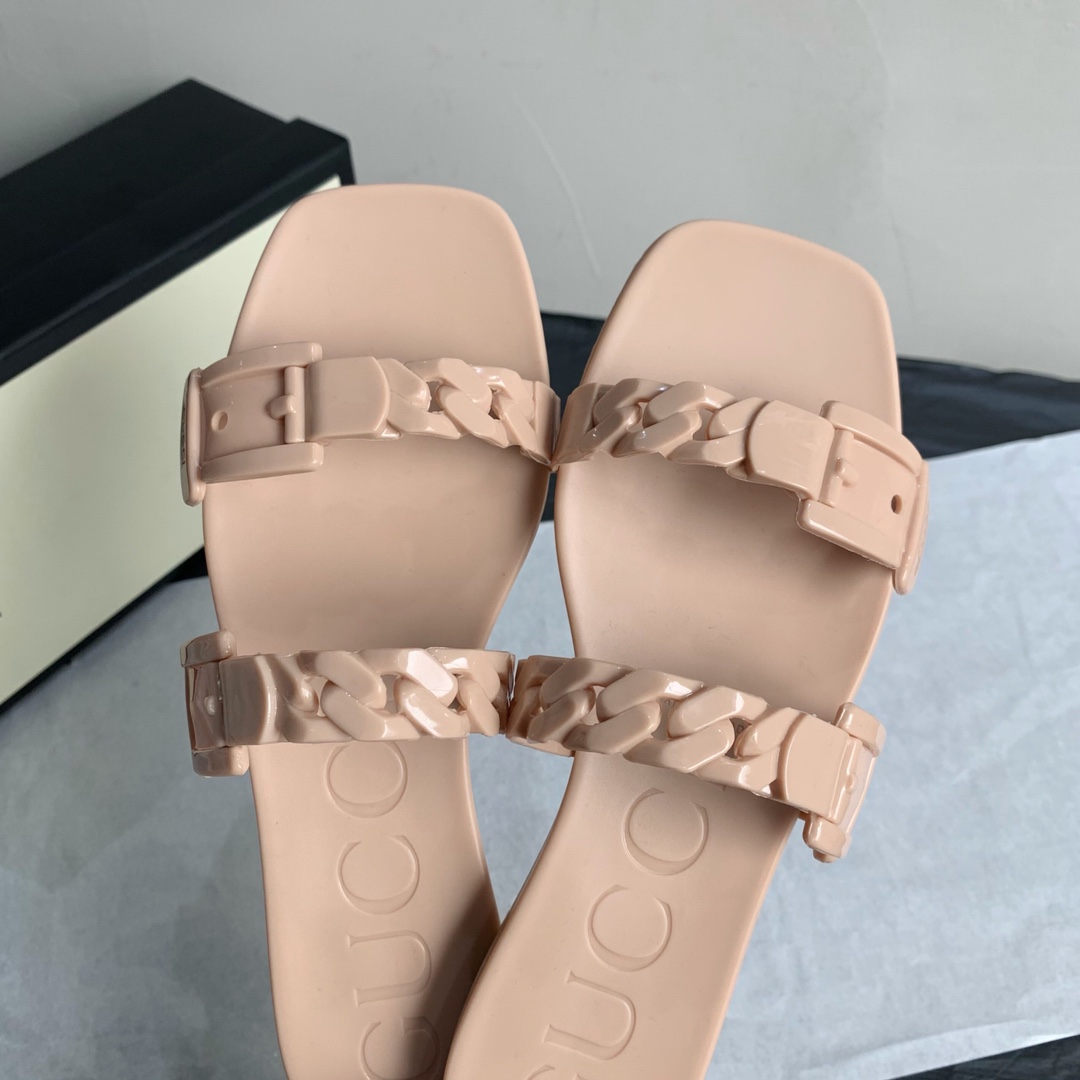 G*u*i slippers 64