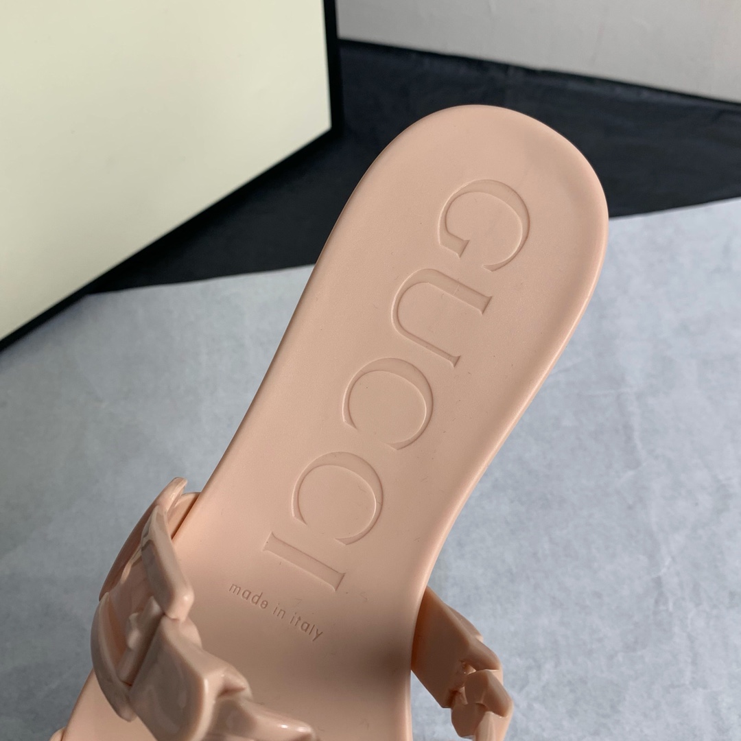 G*u*i slippers 64