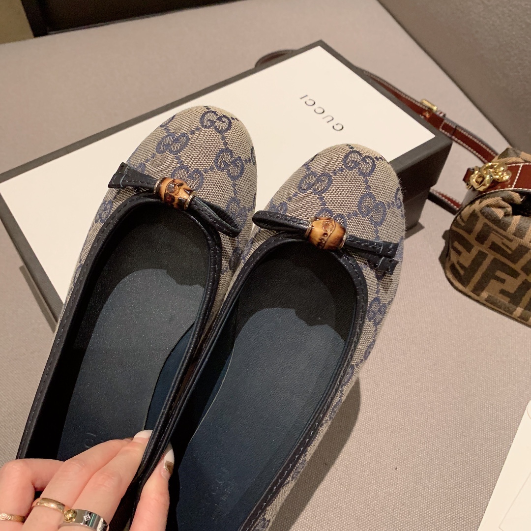 G*u*i beige/blue gg canvas and leather bow ballet flats