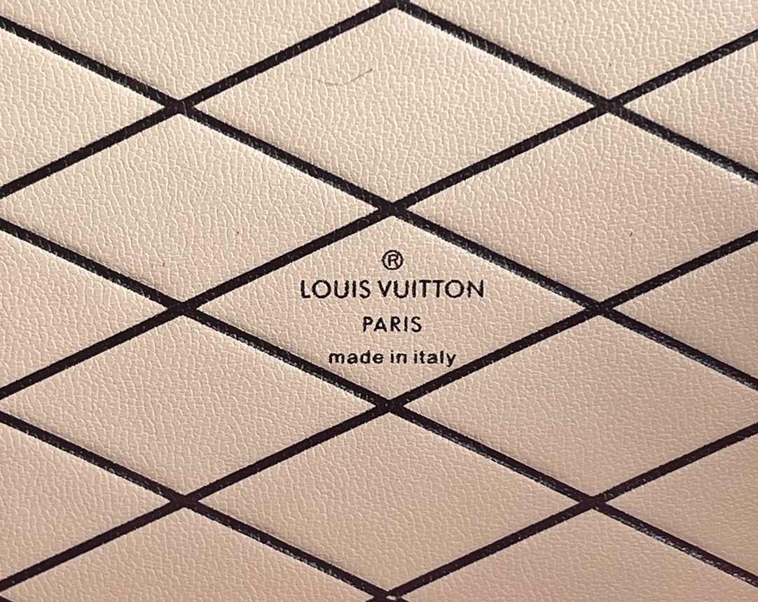 l**is V*t*n lv petite malle shoulder bag