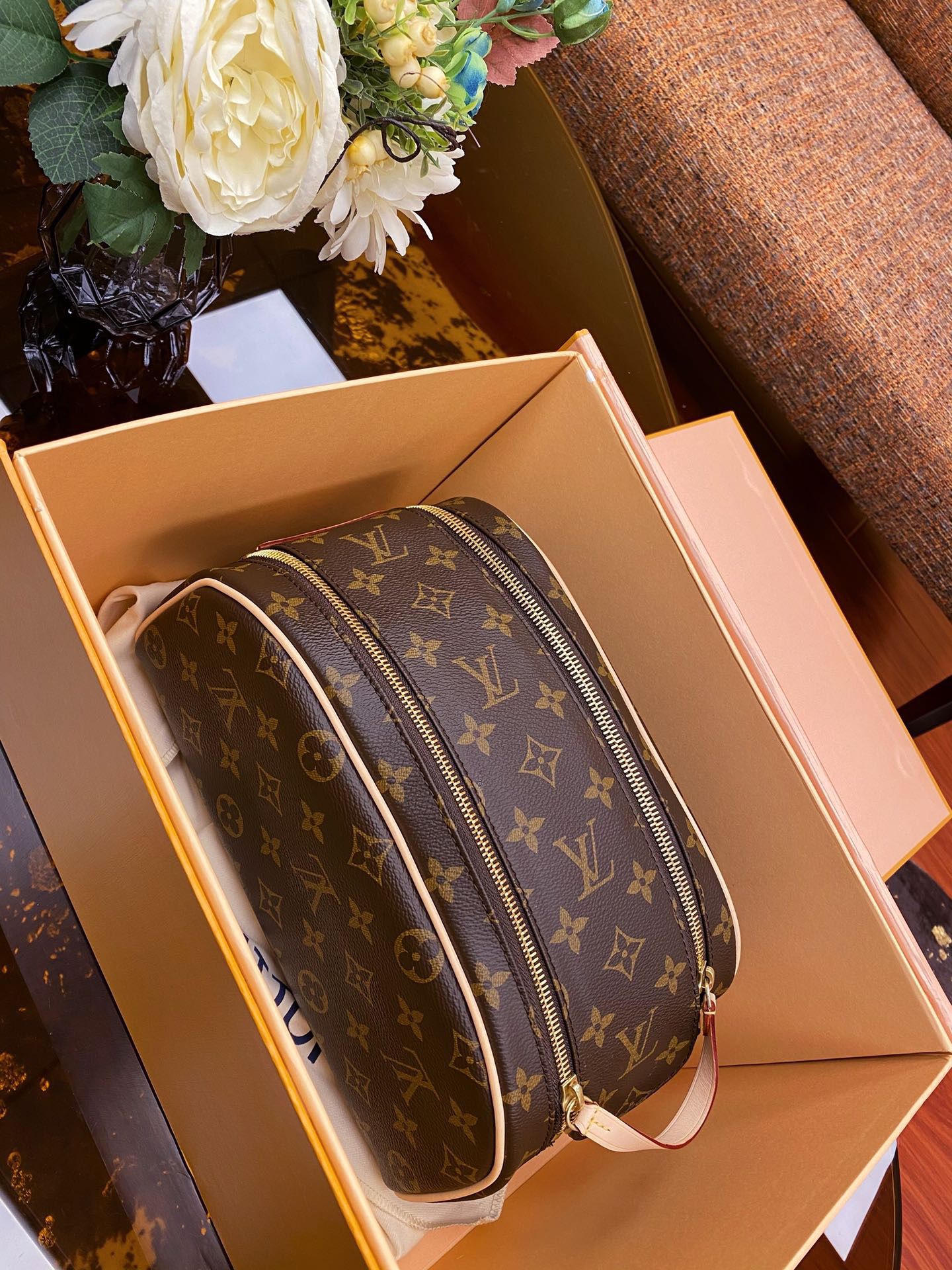 l**is V*t*n king size toiletry bag