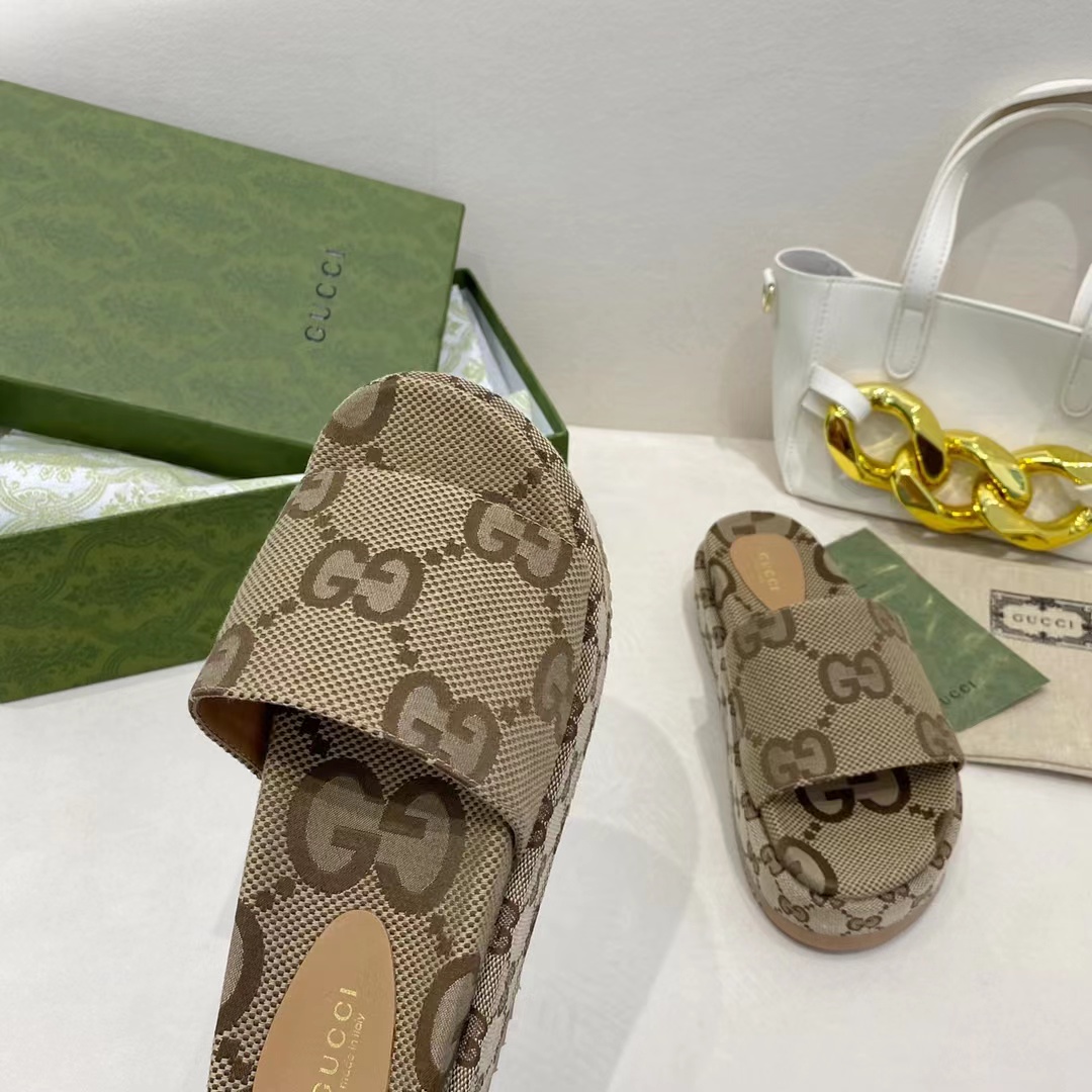 G*u*i open toe sandals