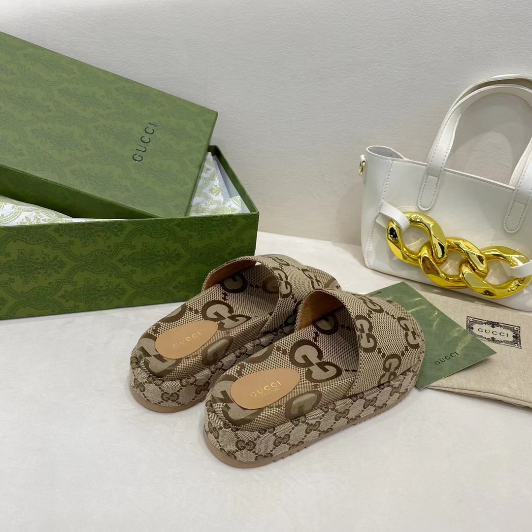 G*u*i open toe sandals