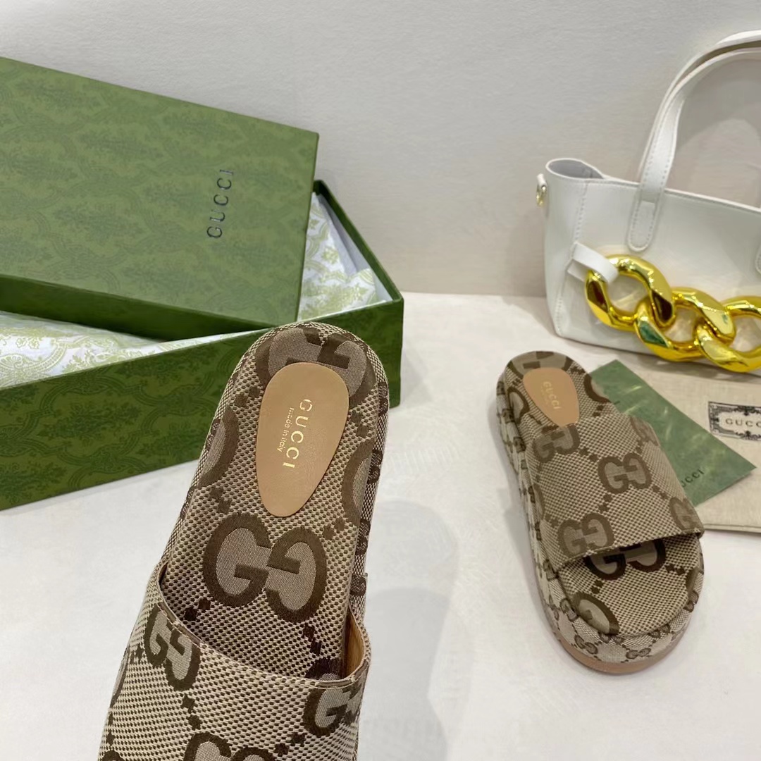 G*u*i open toe sandals