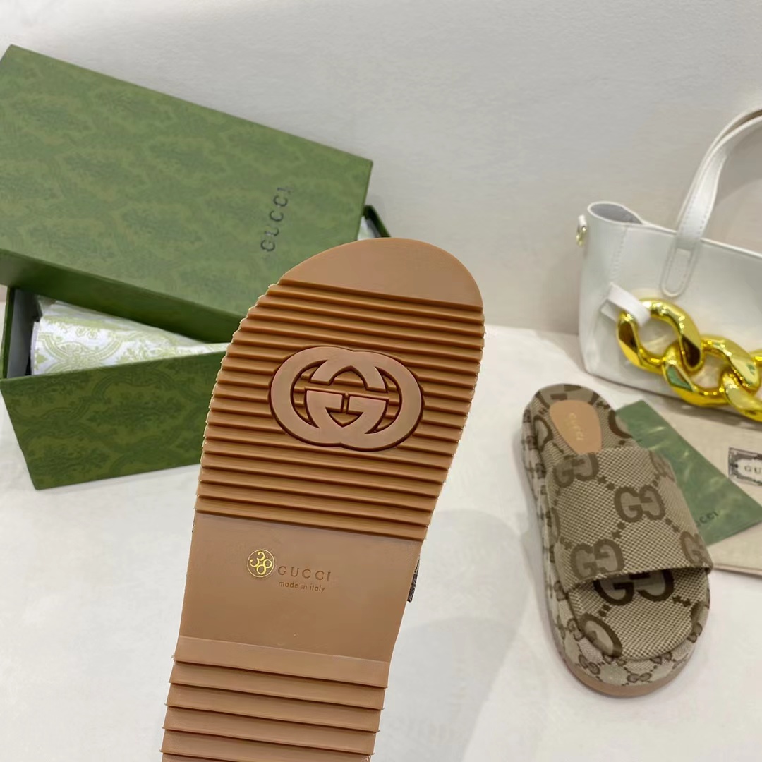 G*u*i open toe sandals