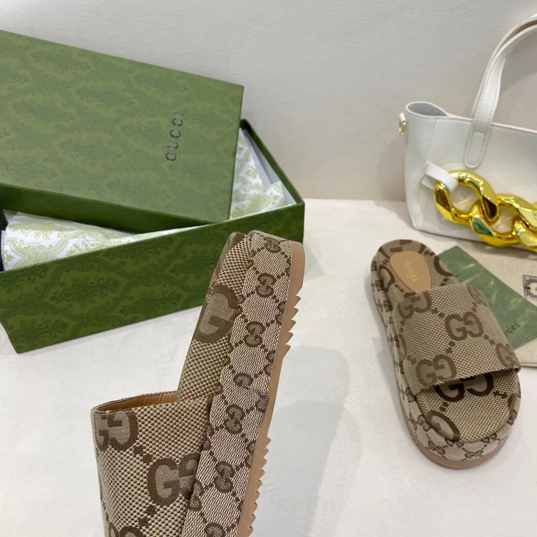 G*u*i open toe sandals