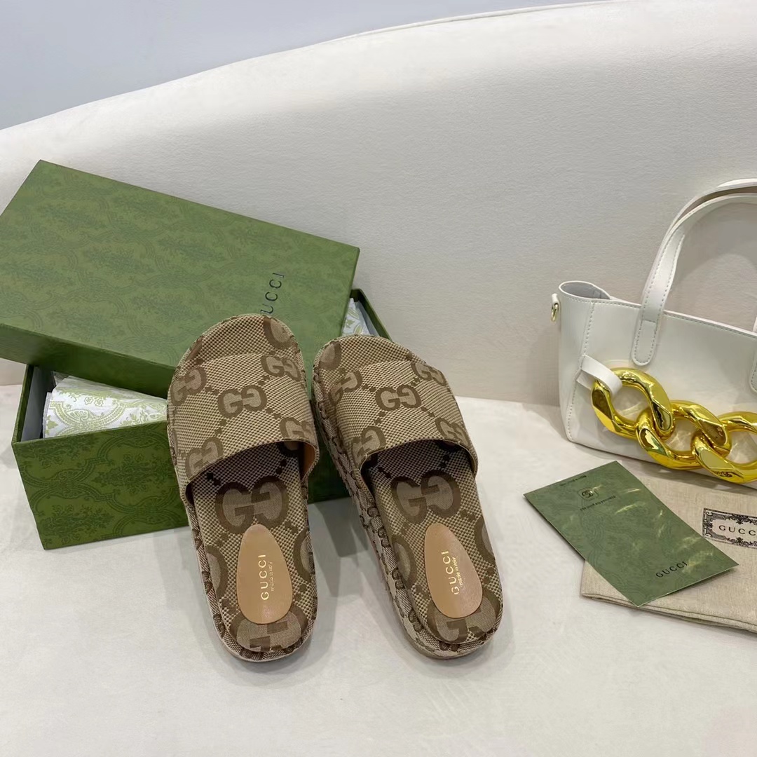 G*u*i open toe sandals