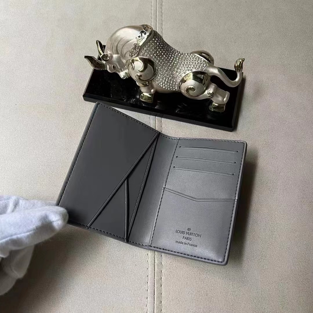 l**is V*t*n small wallets for men
