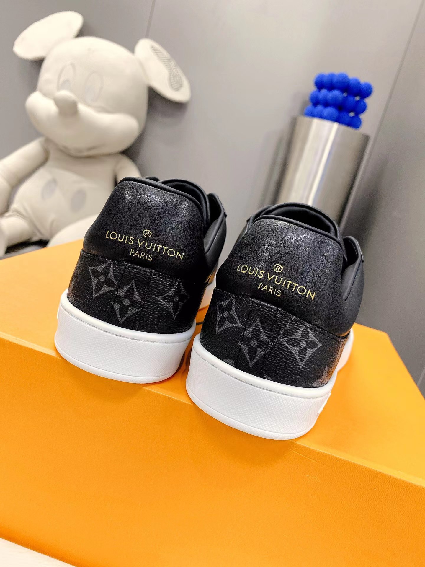 l**is V*t*n tory burch