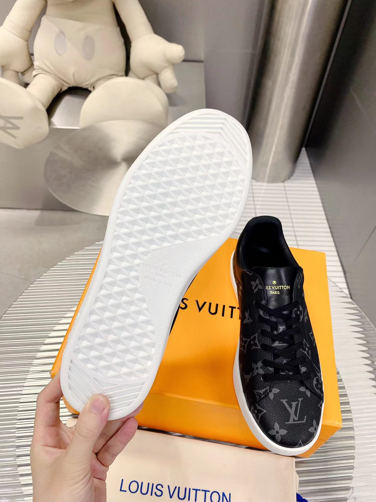 l**is V*t*n tory burch