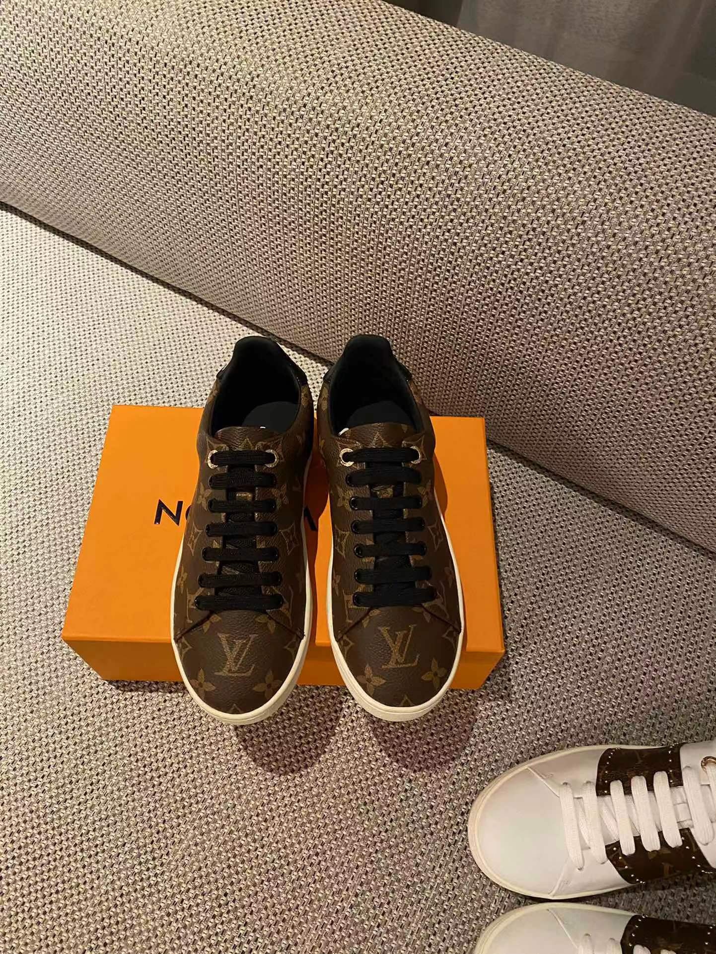 l**is V*t*n wmns frontrow monogram sports shoes