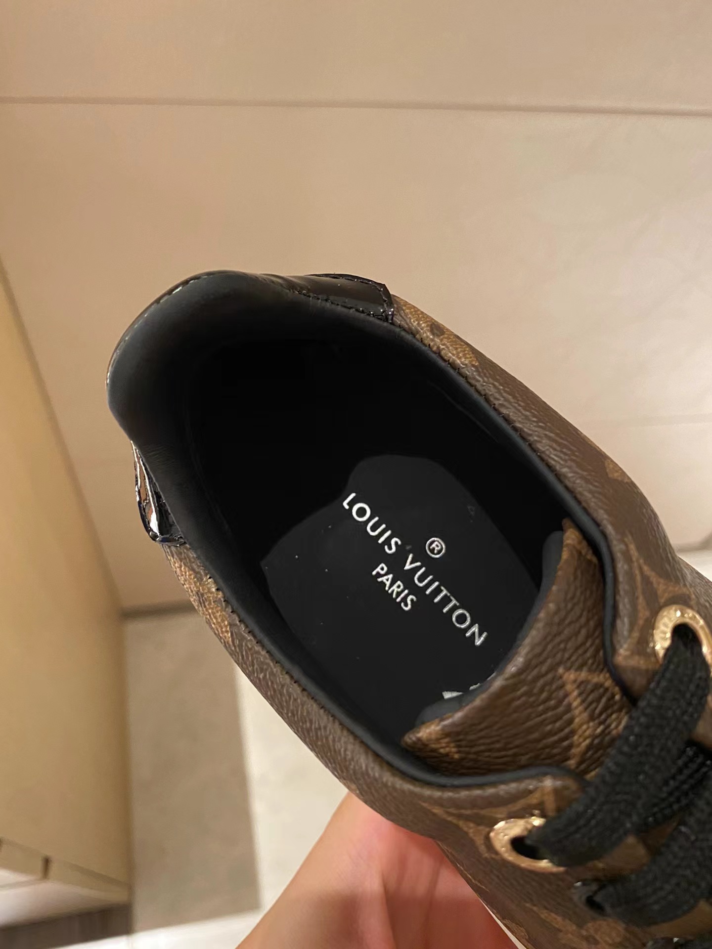 l**is V*t*n diamond plug outlet