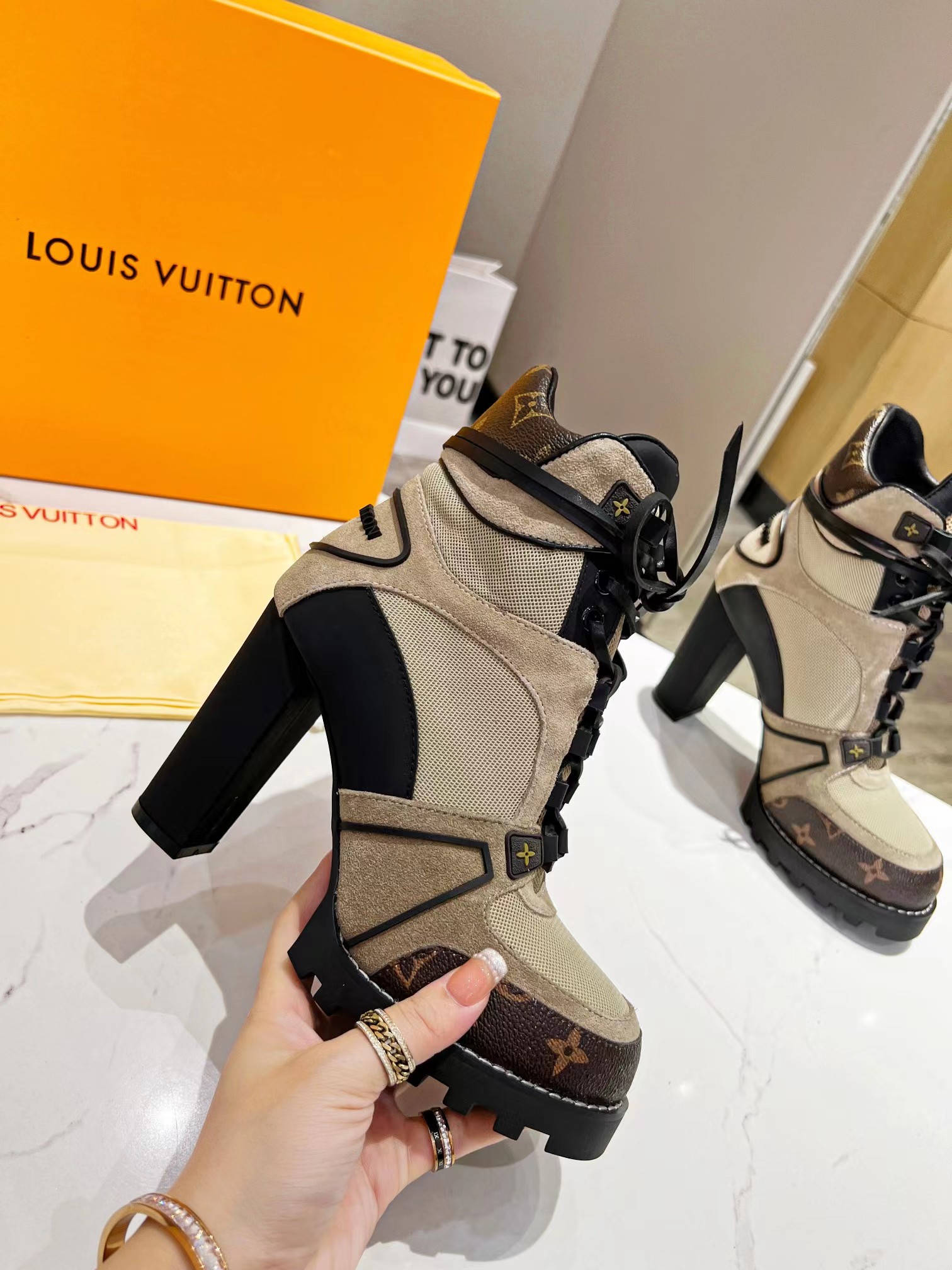 STAR TRAIL ANKLE BOOT