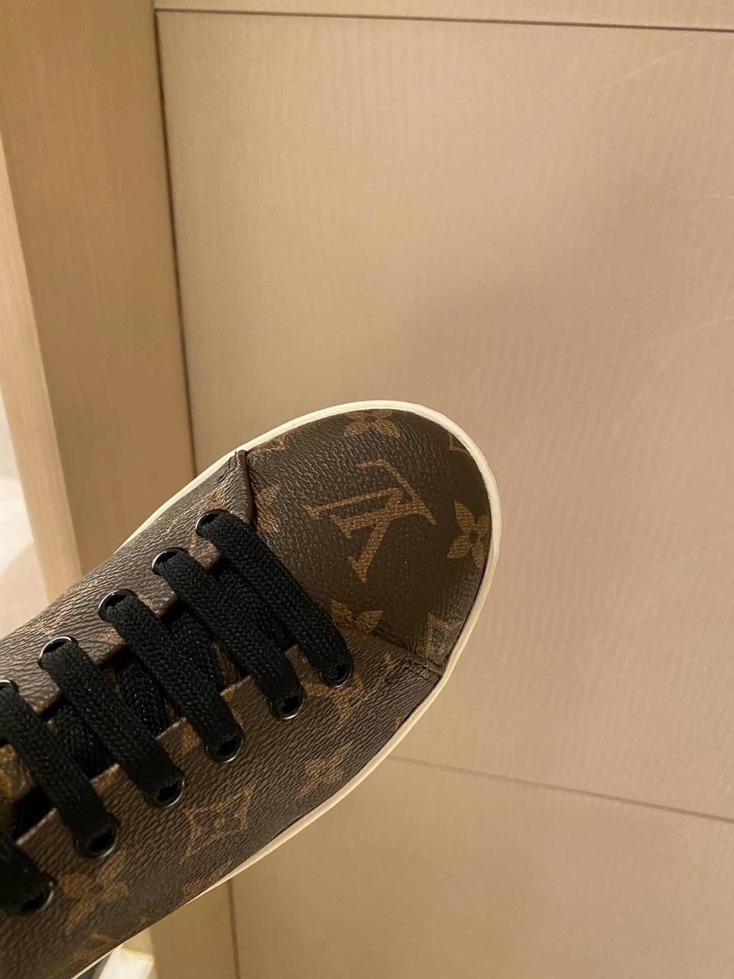 l**is V*t*n diamond plug outlet