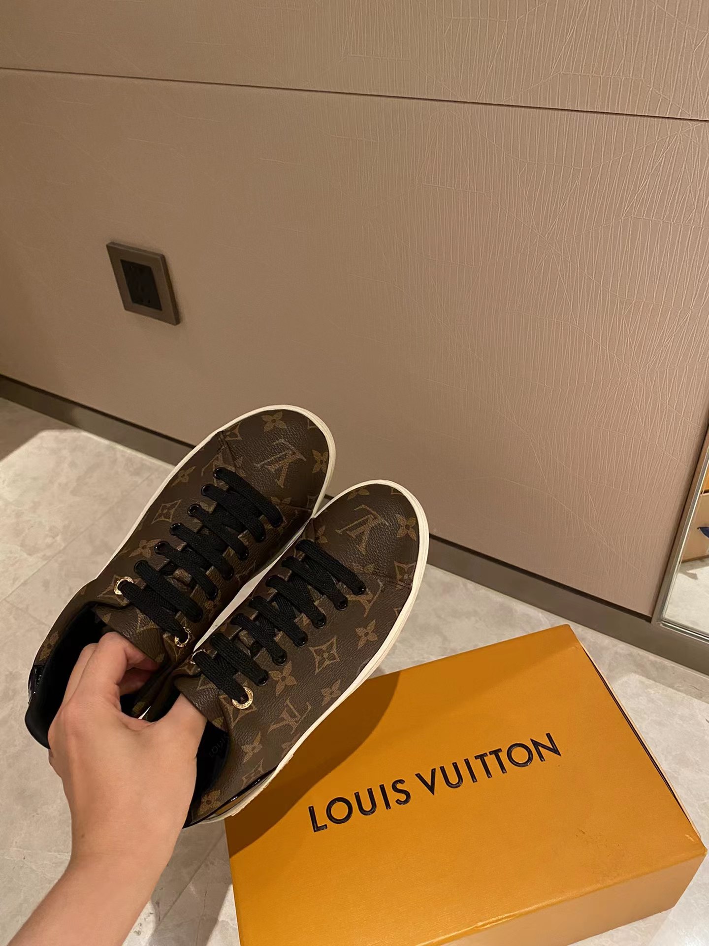 l**is V*t*n diamond plug outlet