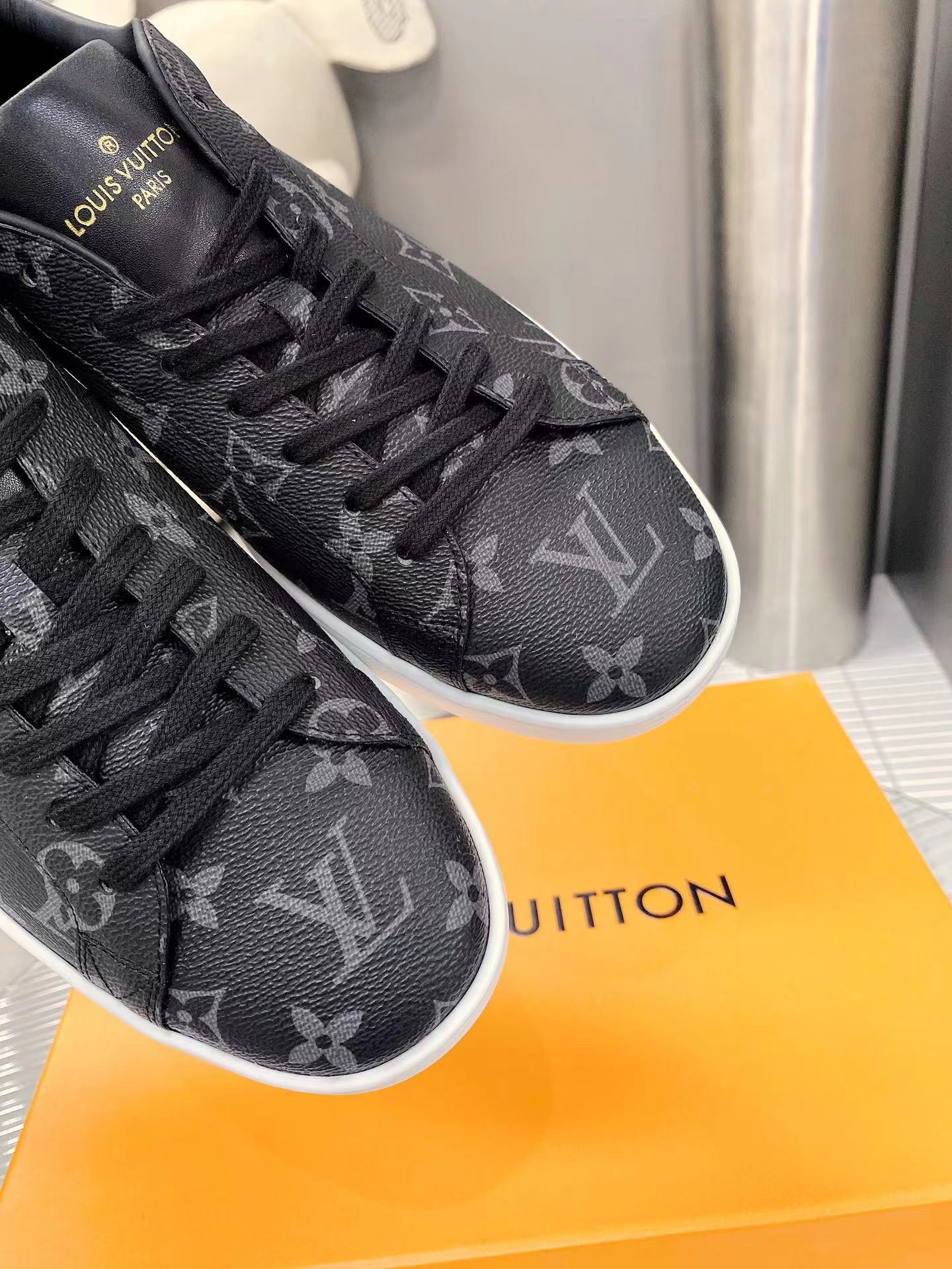 l**is V*t*n tory burch