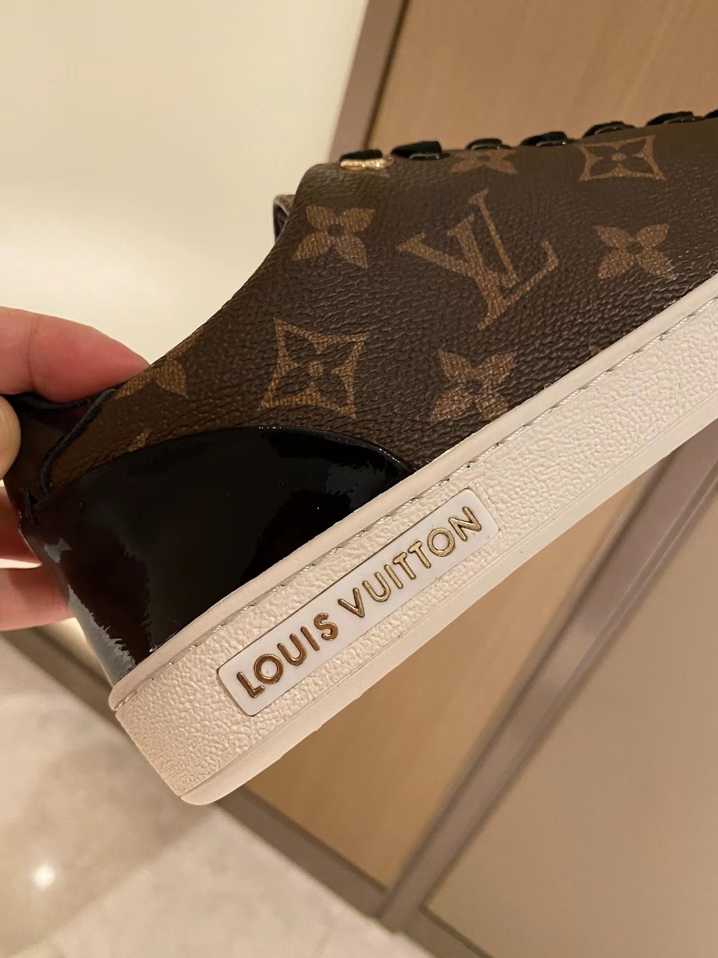l**is V*t*n diamond plug outlet