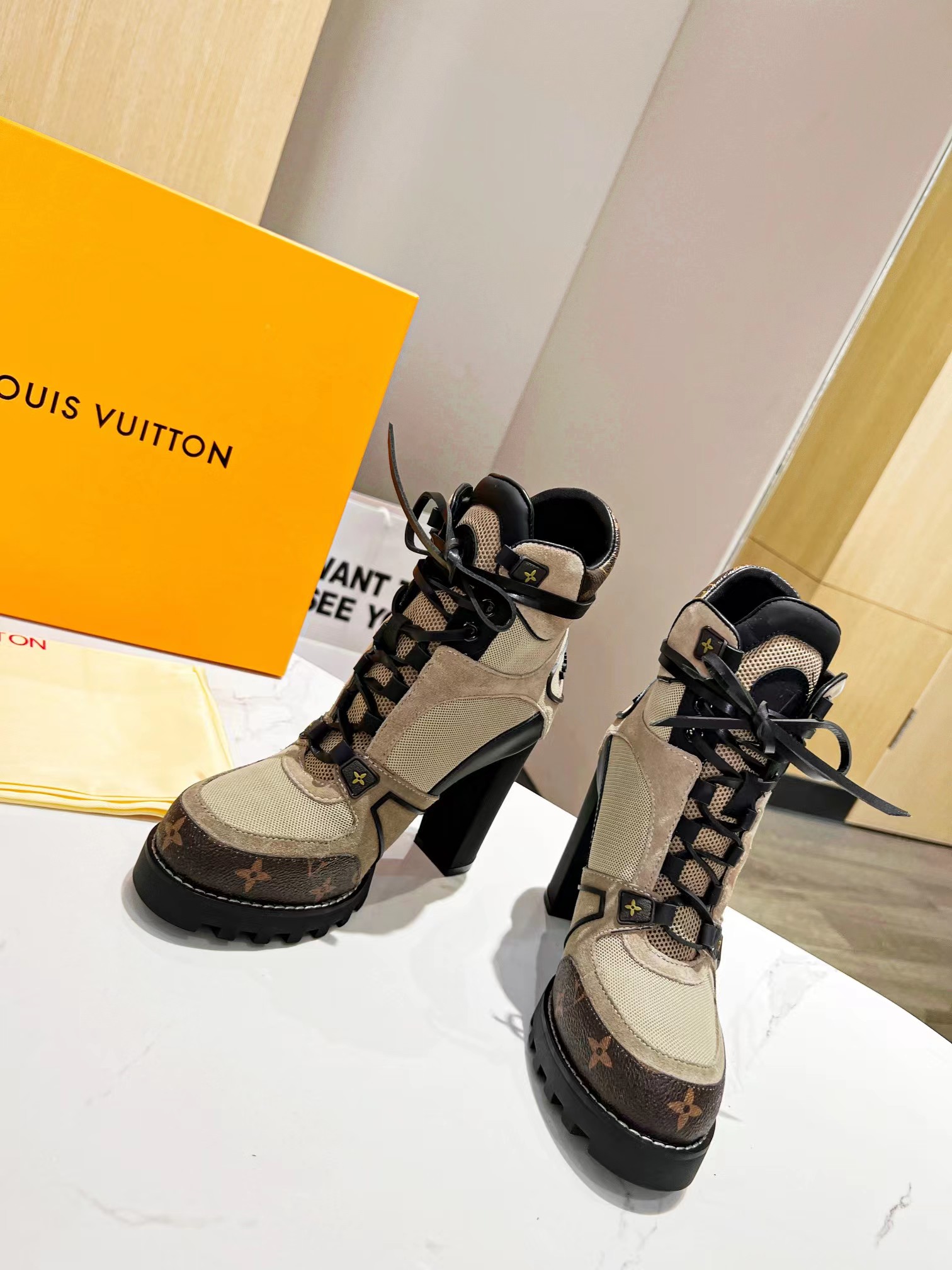 STAR TRAIL ANKLE BOOT