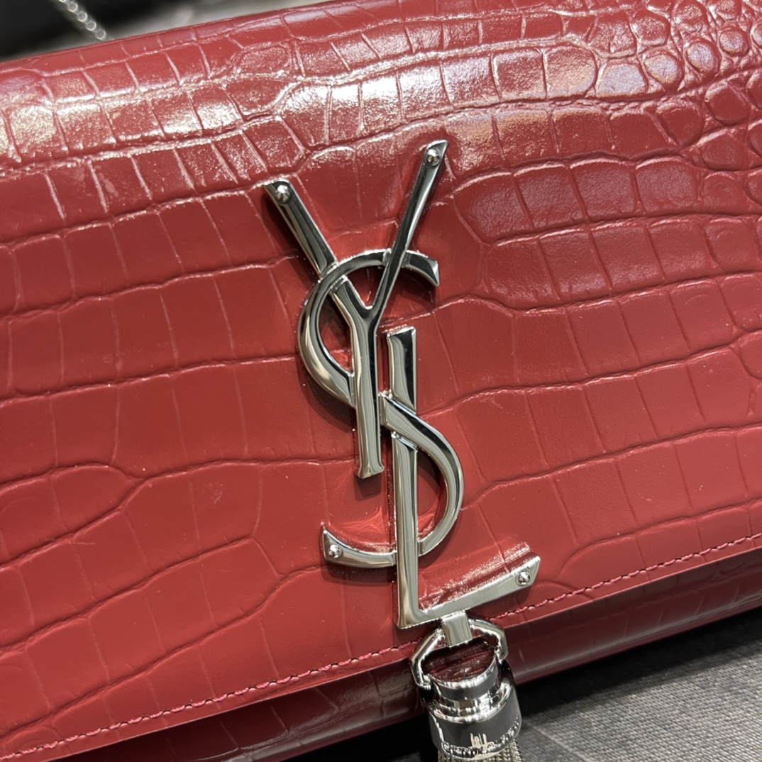 KATE SMALL CHAIN BAG IN GRAIN DE POUDRE EMBOSSED LEATHER