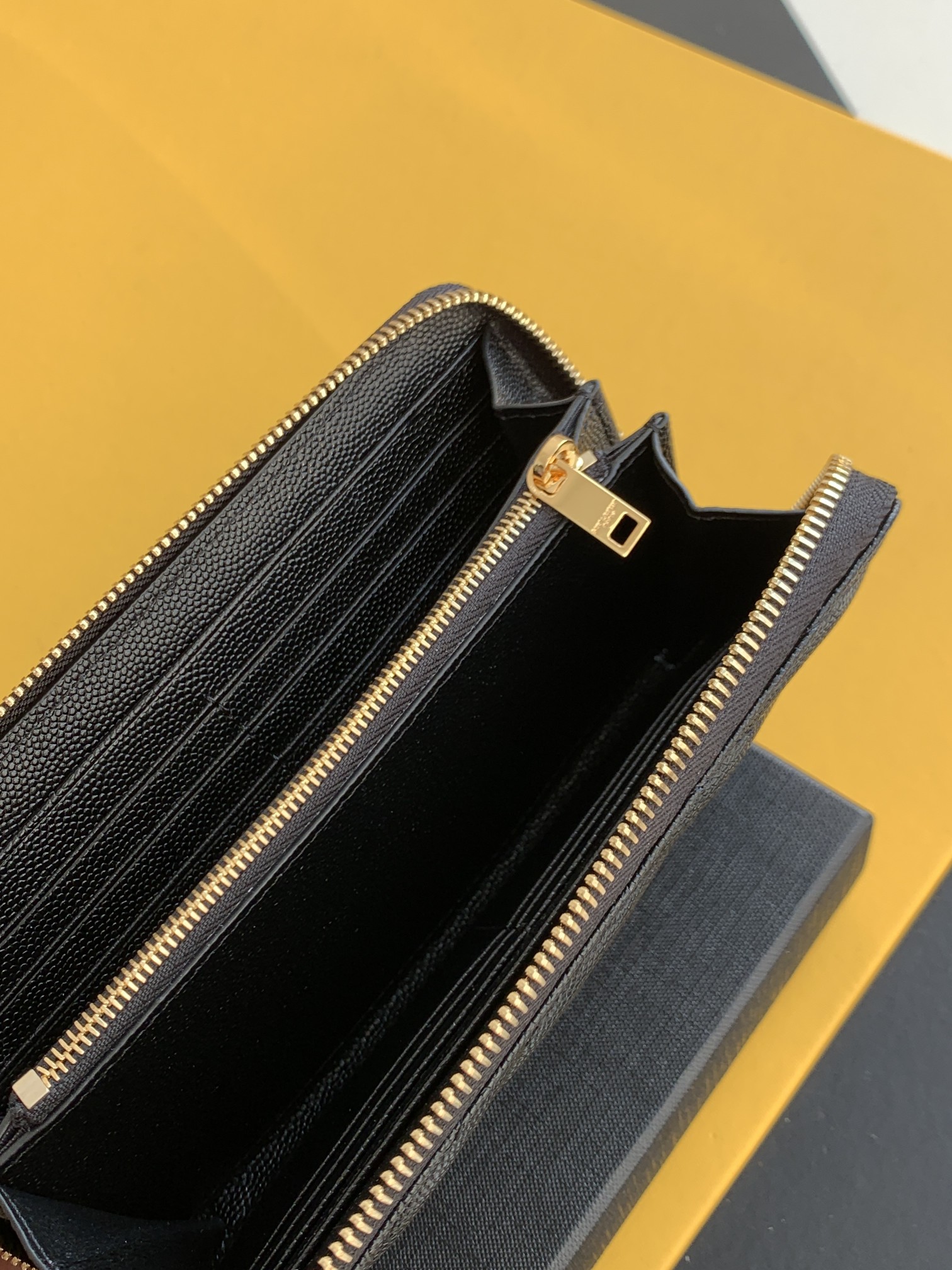 Saint Laurent MONOGRAMS PROMOTIONS