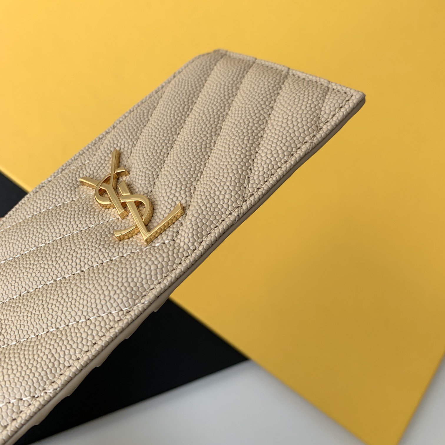 CASSANDRE MATELASSÉ ZIPPED FRAGMENTS CARD CASE IN GRAIN DE POUDRE EMBOSSED LEATHER
