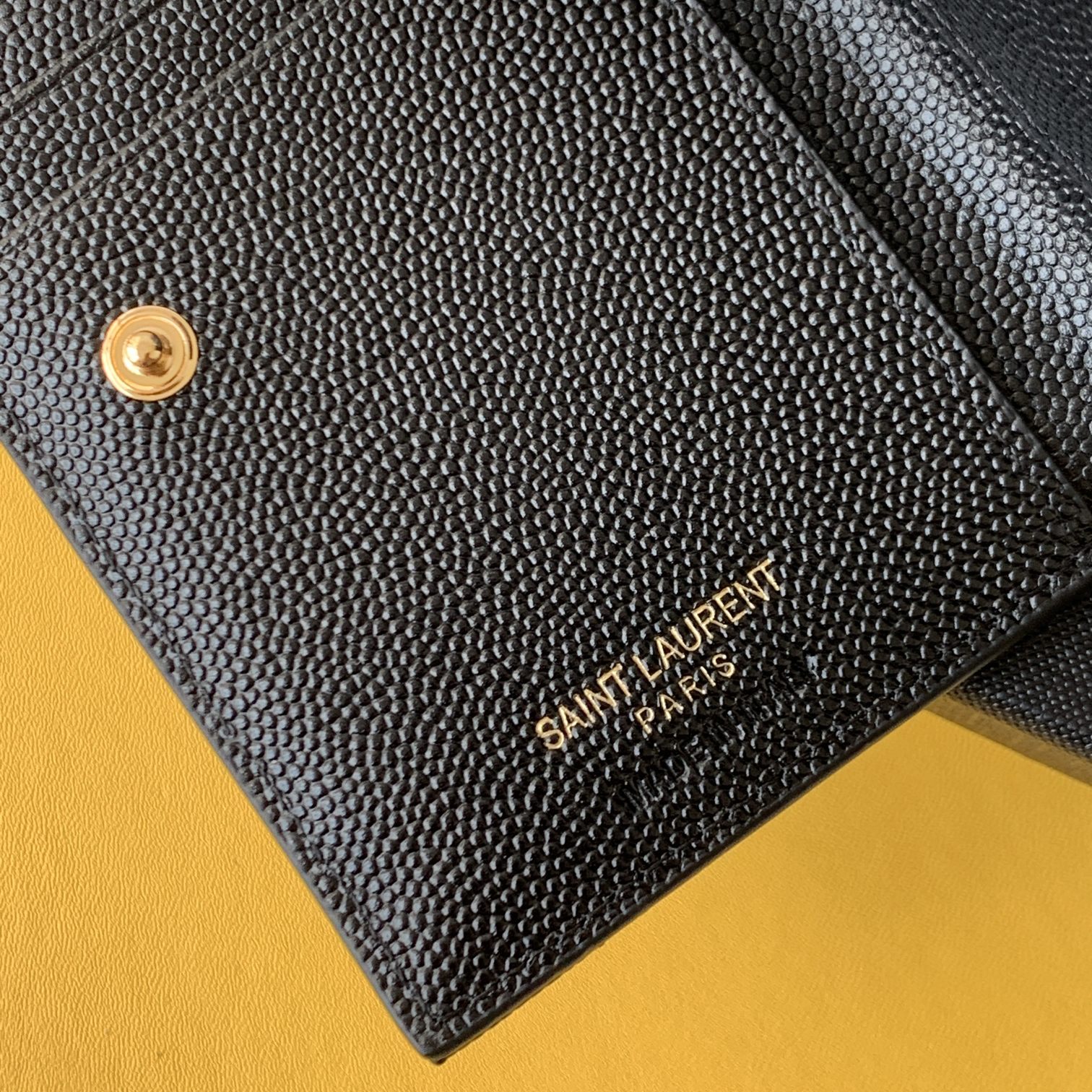 CASSANDRE MATELASSÉ ZIPPED FRAGMENTS CARD CASE IN GRAIN DE POUDRE EMBOSSED LEATHER