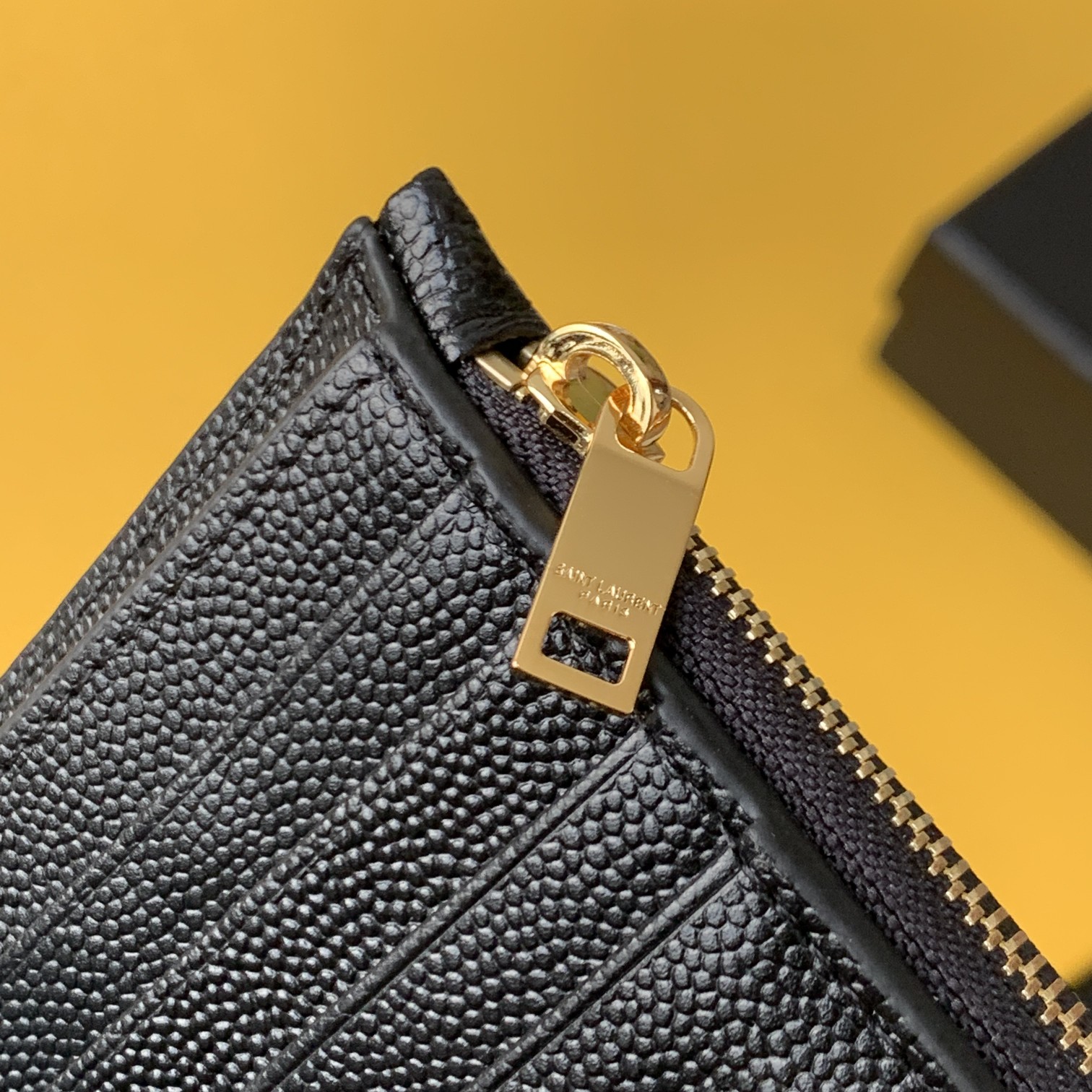 CASSANDRE MATELASSÉ ZIPPED FRAGMENTS CARD CASE IN GRAIN DE POUDRE EMBOSSED LEATHER