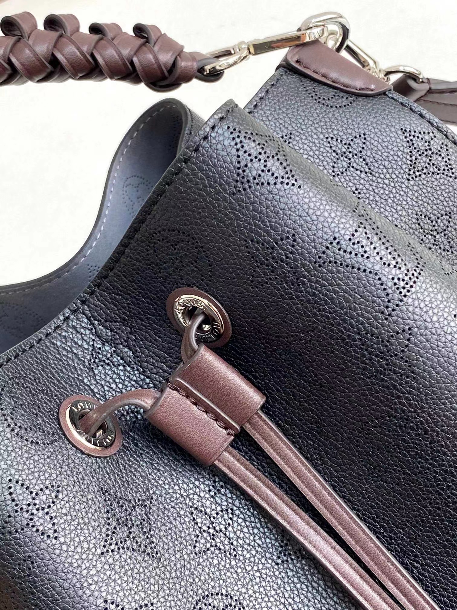 l**is V*t*n muria bucket bag black