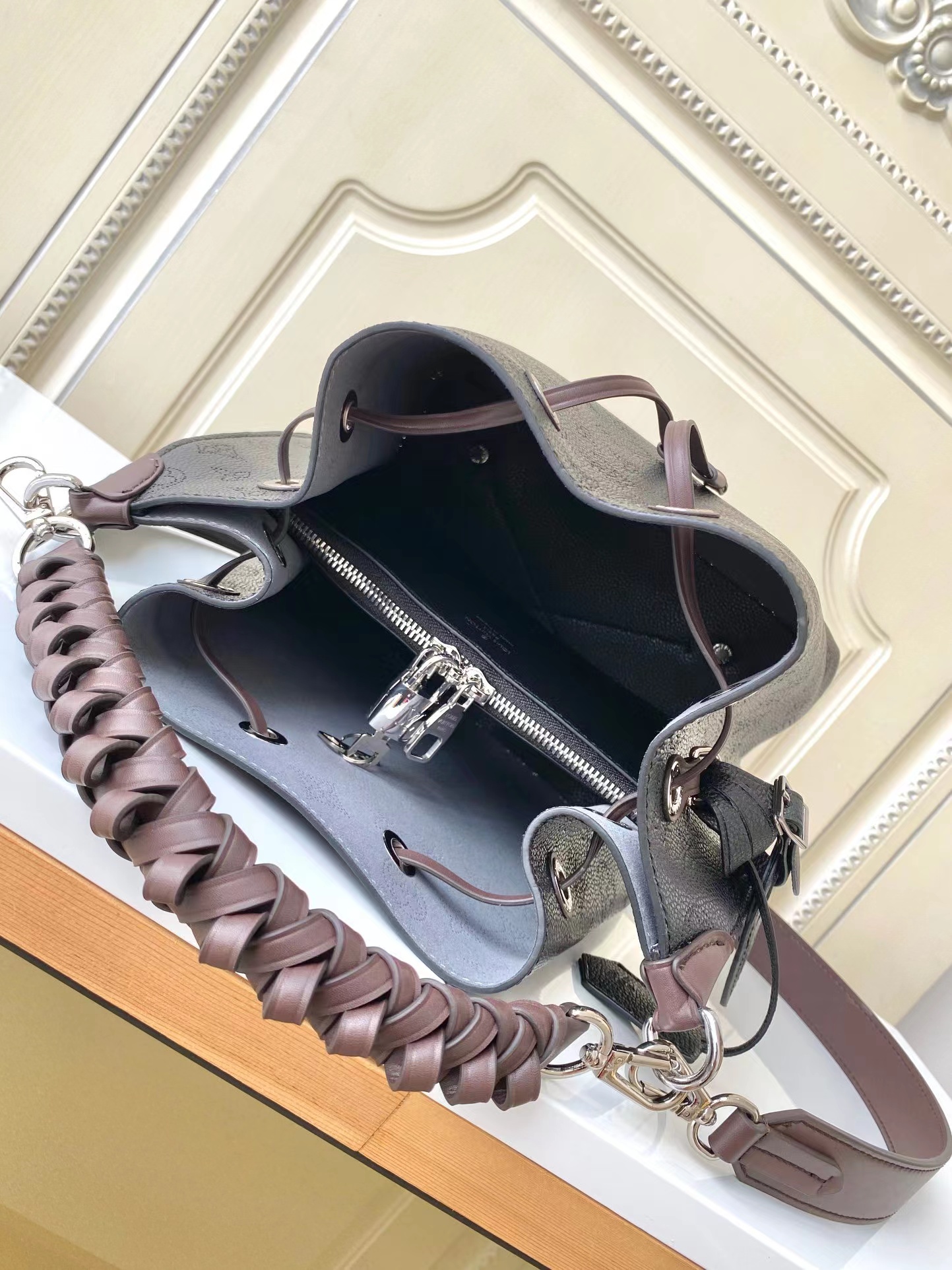 l**is V*t*n muria bucket bag black