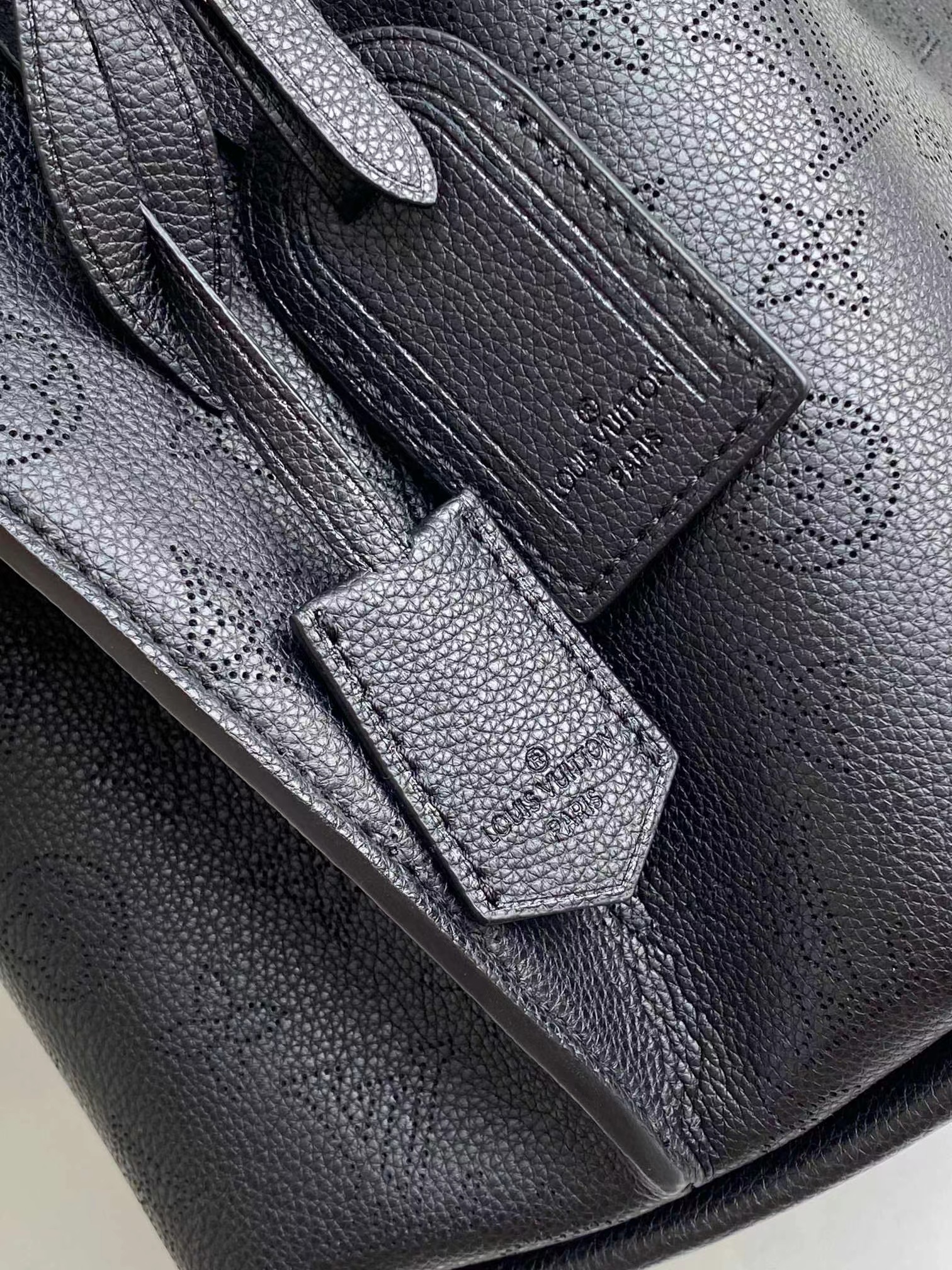 l**is V*t*n muria bucket bag black